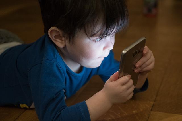 Combien de temps peut passer un enfant devant un écran ?