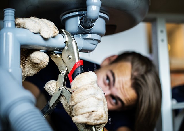 À qui faire appel pour un débouchage de canalisation en urgence ?