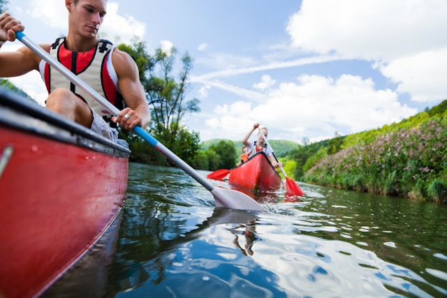 Personnes pratiquant le canoë-kayak